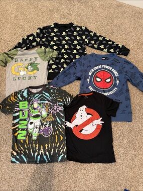 Graphic t-shirts and sweatshirts